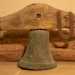 Ai piedi della cattedra troviamo invece la campana della chiesa, datata 1709 e ancora inserita nel suo supporto in legno